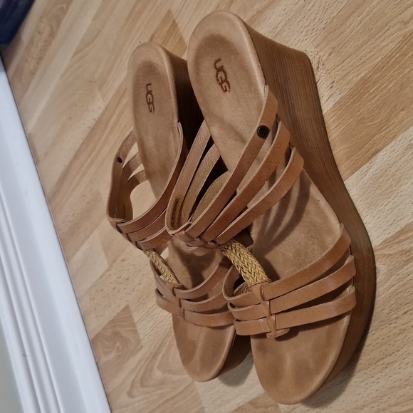 Womens UGG natural leather sandals with leather insole - Picture 2 of 8